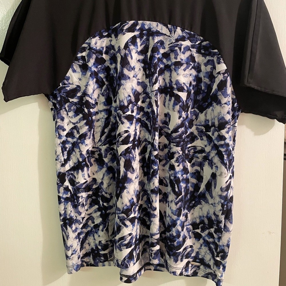 Size medium blouse. - Picture 2 of 3